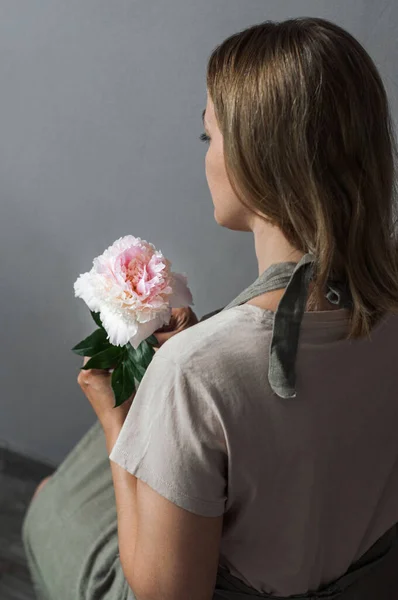 Girl Peony Her Hands Linen Apron Half Turned — Stock Photo, Image