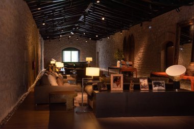 Logroo, İspanya: 26 Nisan 2021: Marquez de Murrieta Şaraphanesi 2021 yılında İspanya 'nın Logroo şehrinde bulutlu bir günde.  