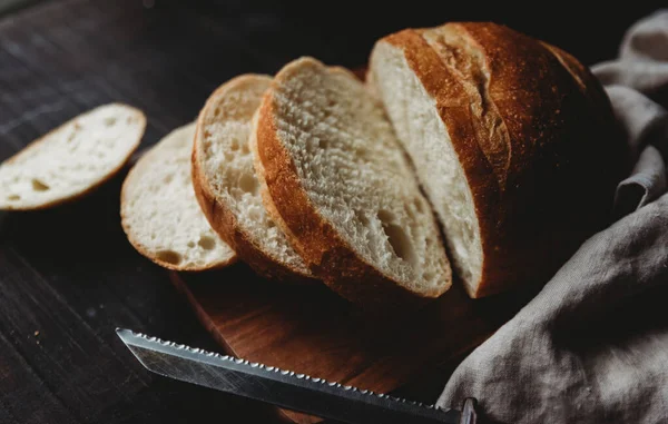 Close Van Gesneden Brood Van Zelfgemaakt Brood Zwarte Achtergrond — Stockfoto