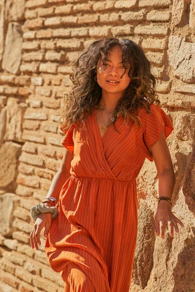 Afroamerikanerin Mit Orangefarbenem Kleid Posiert Lächelnd Toledo Spanien — Stockfoto