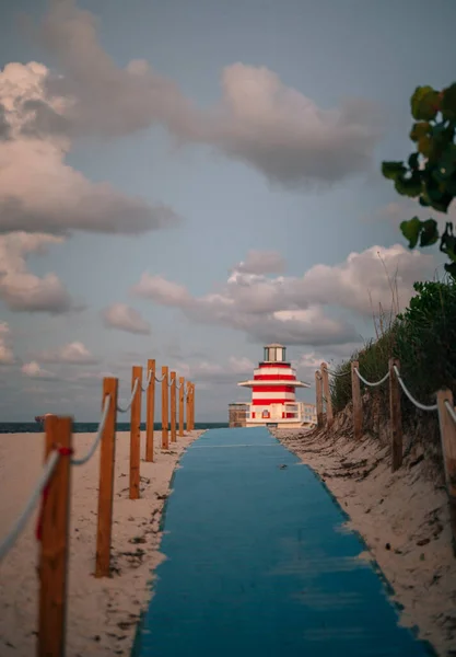 位于海滩日落的灯塔迈阿密海滩 — 图库照片