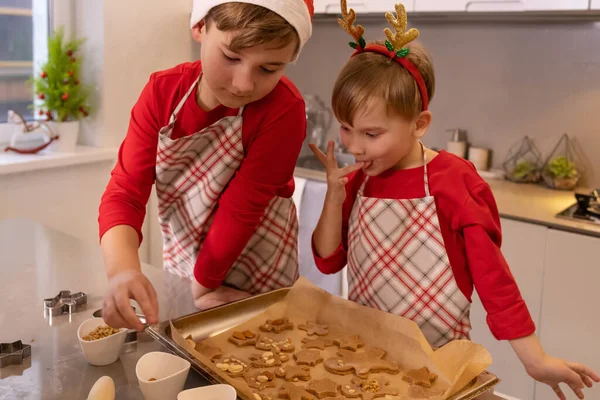 两个兄弟在厨房做圣诞饼干 — 图库照片