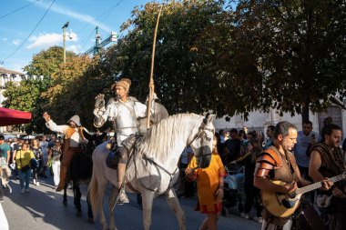 Alcala de Henares, İspanya - 09 Ekim 2022. A Ortaçağ Pazarı