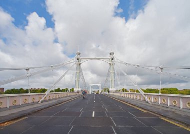 Londra 'daki Thames nehrinin karşısındaki Albert Köprüsü
