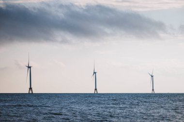 Üç rüzgar türbini yenilenebilir enerji için denize açılıyor.