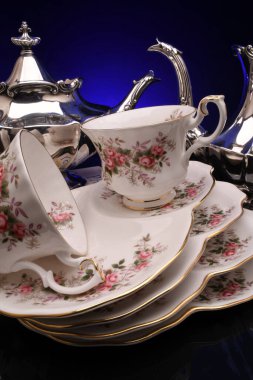 Gümüş çay seti ve kahve demliği.