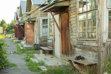 Kırsal kesimdeki eski evler. Gettodaki barakalar. Fakirler için konut. Harap olmuş binalar. Rusya 'da fakir konutlar.