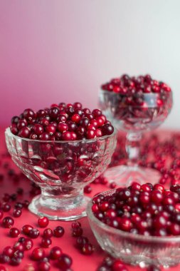 Kırmızı çilekli porselen kaseler.