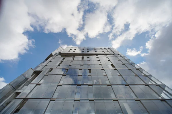 Janelas Refletindo Edifício Alto Com Nuvens — Fotografia de Stock
