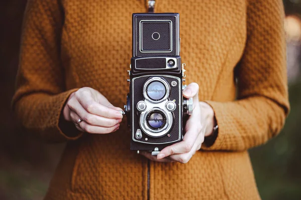 Uma Jovem Tem Uma Câmera Rolo Retro 120 — Fotografia de Stock