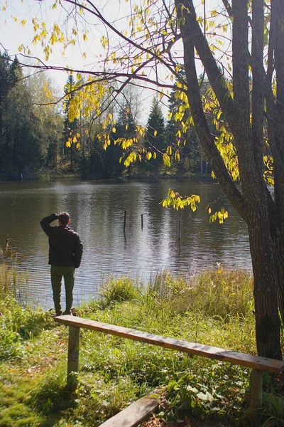 Человек Смотрит Реку Осенью — стоковое фото