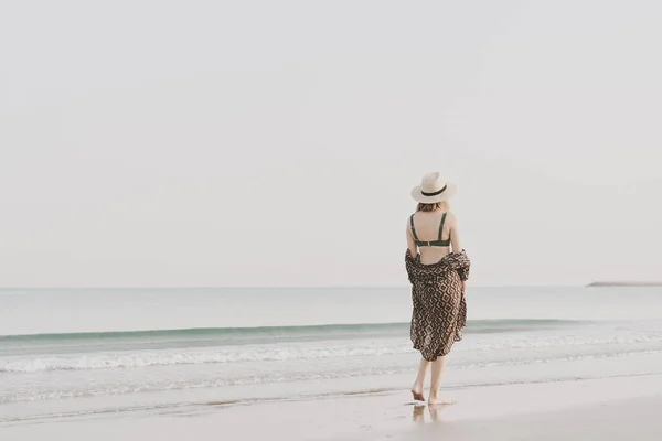Молода Жінка Капелюсі Пляжному Одязі Стоїть Самоті Пляжі — стокове фото