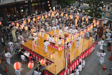 Tokyo, Japonya 'da bir yaz festivali sırasında topluluk dansı.