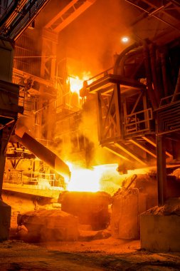 Değirmende erimiş çelik içeren merdiven.