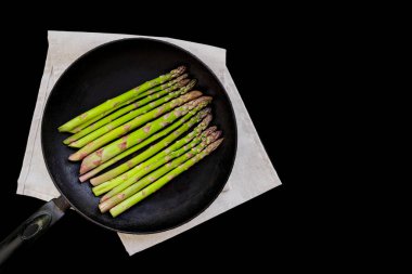 Bir tavada çiğ kuşkonmaz, siyah arkaplan, kopyalama alanı