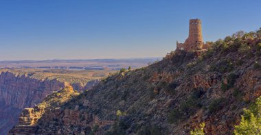 Arizona Grand Canyon 'daki Desert View Gözetleme Kulesi Navajo Point' in doğusundaki uçurumların aşağısından görüldü..