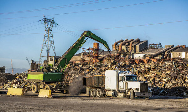 Осколок металла перед использованием на металлургическом заводе