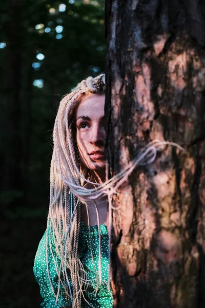 Молода Дівчина Тропічному Лісі — стокове фото