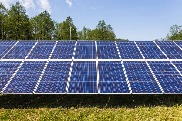Painéis Solares Fundo Céu Central Energia Solar Fonte Alternativa Electricidade — Fotografia de Stock