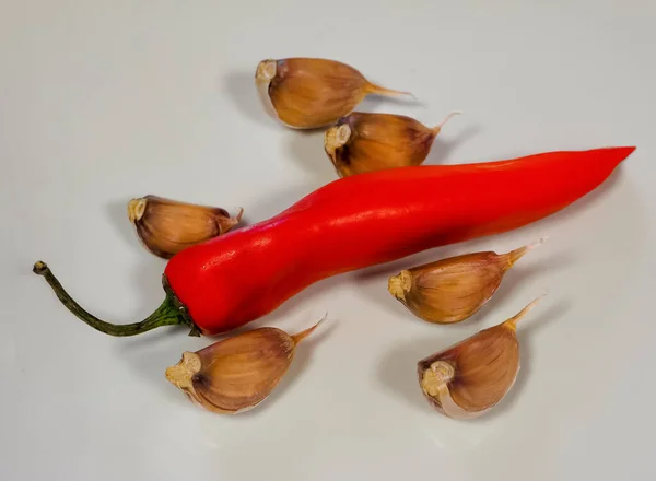 Een beeldje van een vliegtuig bekleed met verschillende teentjes knoflook en rode hete peper — Stockfoto