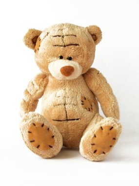 Beyaz bir arka planda oyuncak ayı