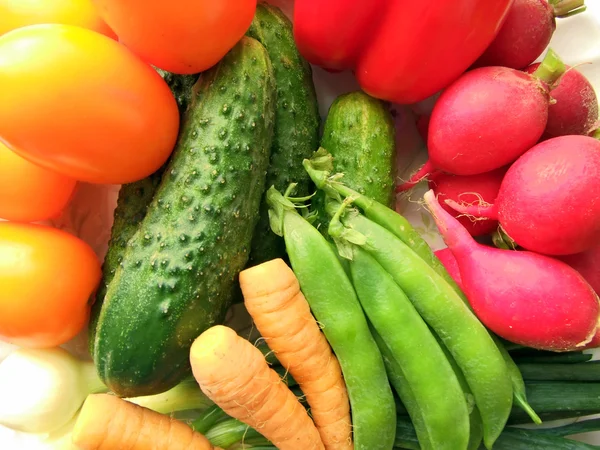 Čerstvé zralé zeleniny na talíři — Stock fotografie