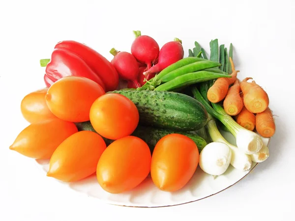 Свіжі стиглі овочі на тарілці — стокове фото