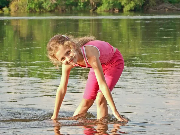 Flicka som leker i floden — Stockfoto
