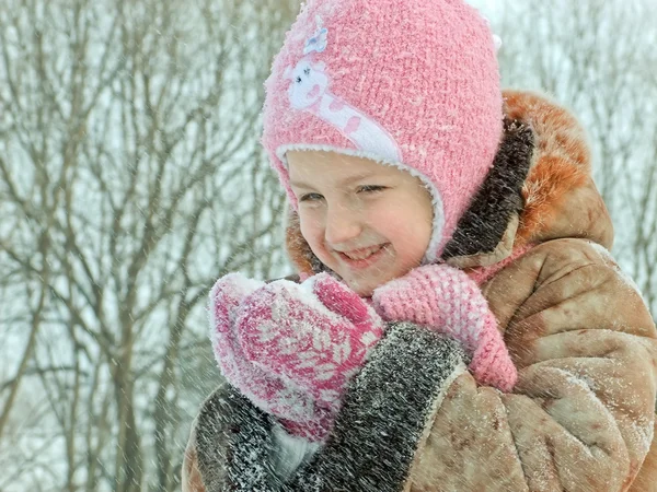 Menina e neve — Fotografia de Stock