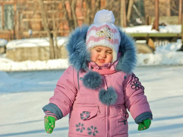 Das Kind in warmer Kleidung im Freien — Stockfoto