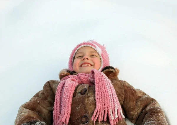 Meisje in warme kleren buitenshuis — Stockfoto