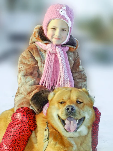 Glückliches kleines Mädchen mit Hund — Stockfoto