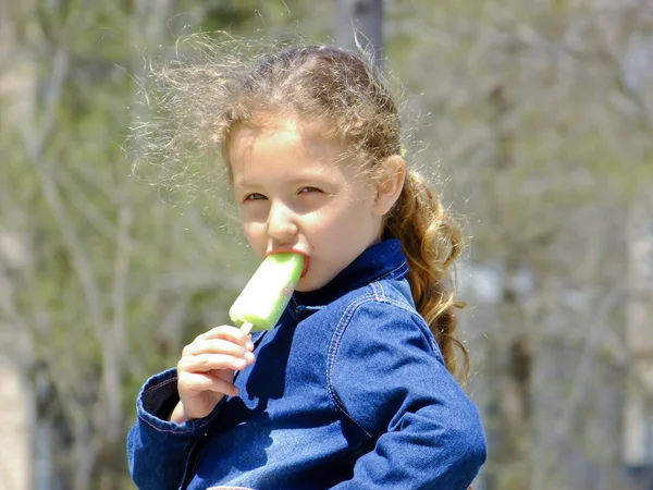 Kleines Mädchen isst Eis — Stockfoto