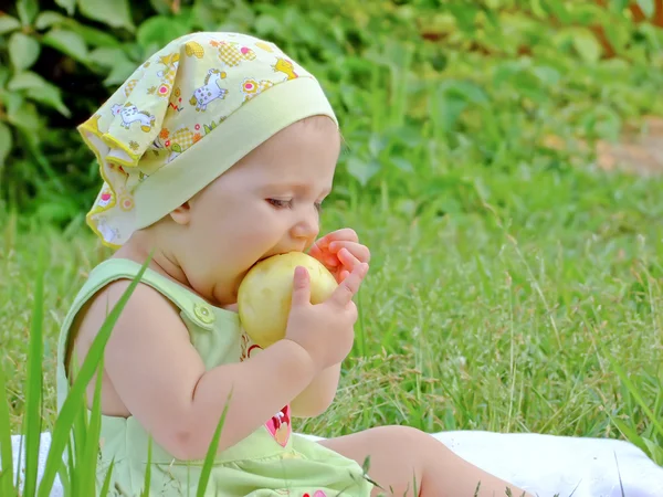 Małe dziecko na pikniku — Zdjęcie stockowe