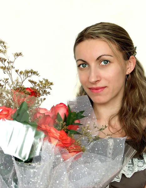 Mulher feliz com um buquê de rosas — Fotografia de Stock