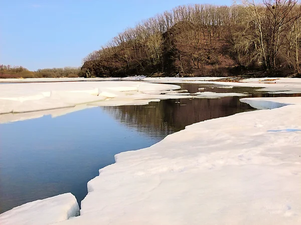 川で氷を溶かすと — ストック写真