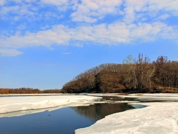 Derretimiento del hielo en el río Fotos De Stock