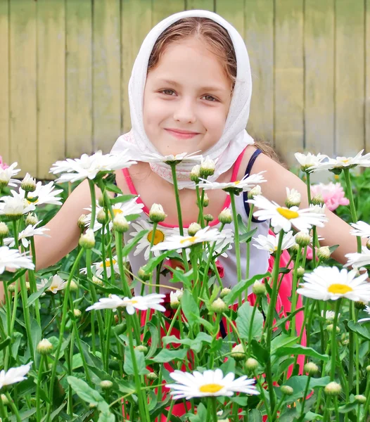 Russisches Mädchen mit Kopftuch — Stockfoto