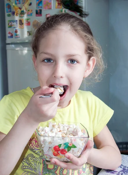 Niña desayunando —  Fotos de Stock