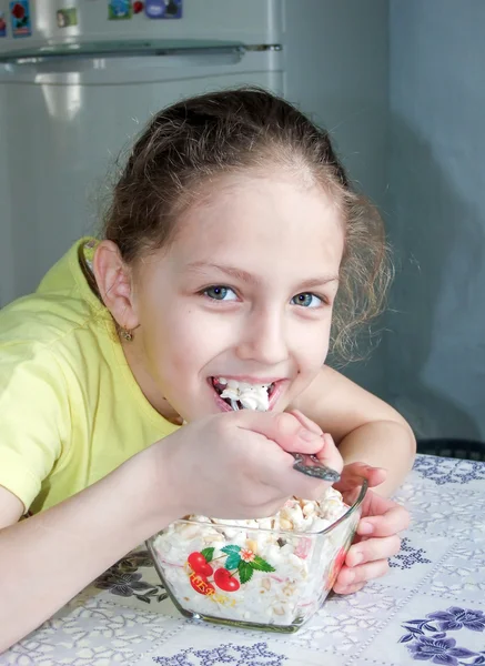 Menina tomando café da manhã — Fotografia de Stock