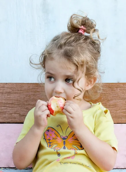 El niño comiendo una manzana —  Fotos de Stock