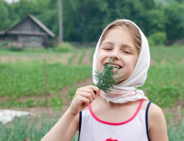 Klein meisje eet dill Rechtenvrije Stockfoto's