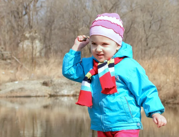 Kleine baby spelen in de rivier Stockafbeelding