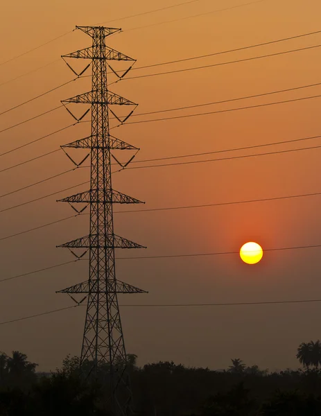 Hochspannungsmasten im Sonnenuntergang. — Stockfoto