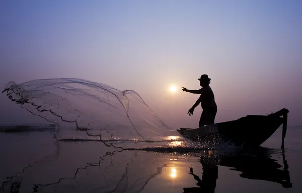 Les pêcheurs attrapent du poisson avec un filet coulé . — Photo