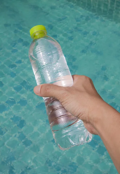 Мужская рука с бутылкой воды . — стоковое фото