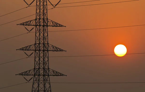 Torri ad alta tensione al tramonto . — Foto Stock