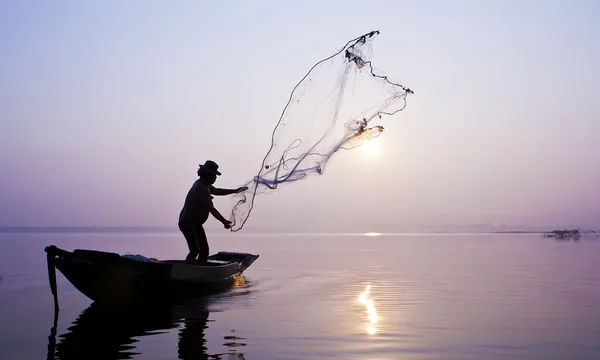 Fishermen are catching fish with a cast net. — Stock Photo, Image