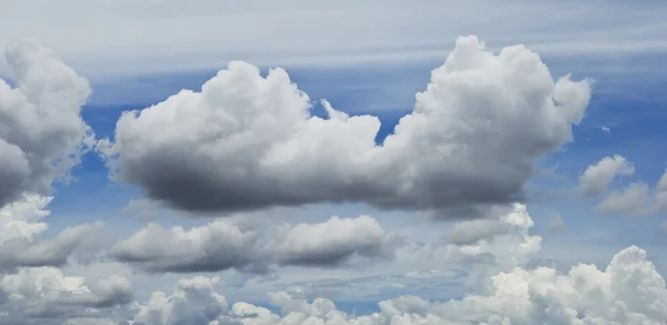 Fluffy clouds in a blue sky. — Stock Photo, Image