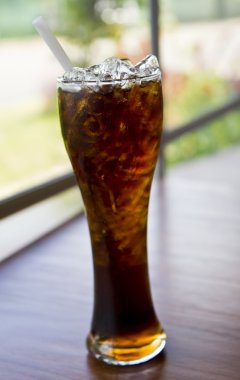 Buzlu kola bardağı.